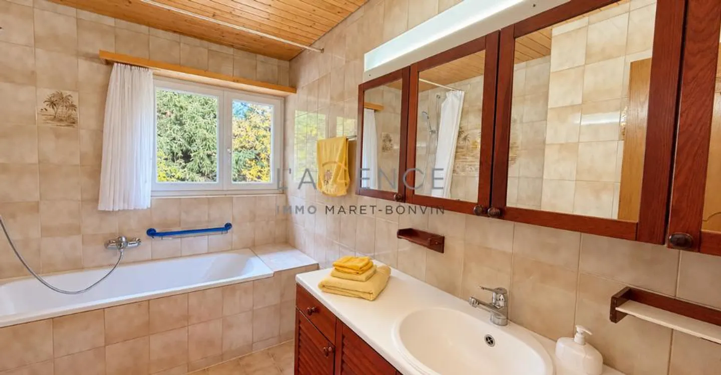 THE ELEGANCE OF A LARGE PRIVATE CHALET FACING THE ALPS - Photo 12 of 13