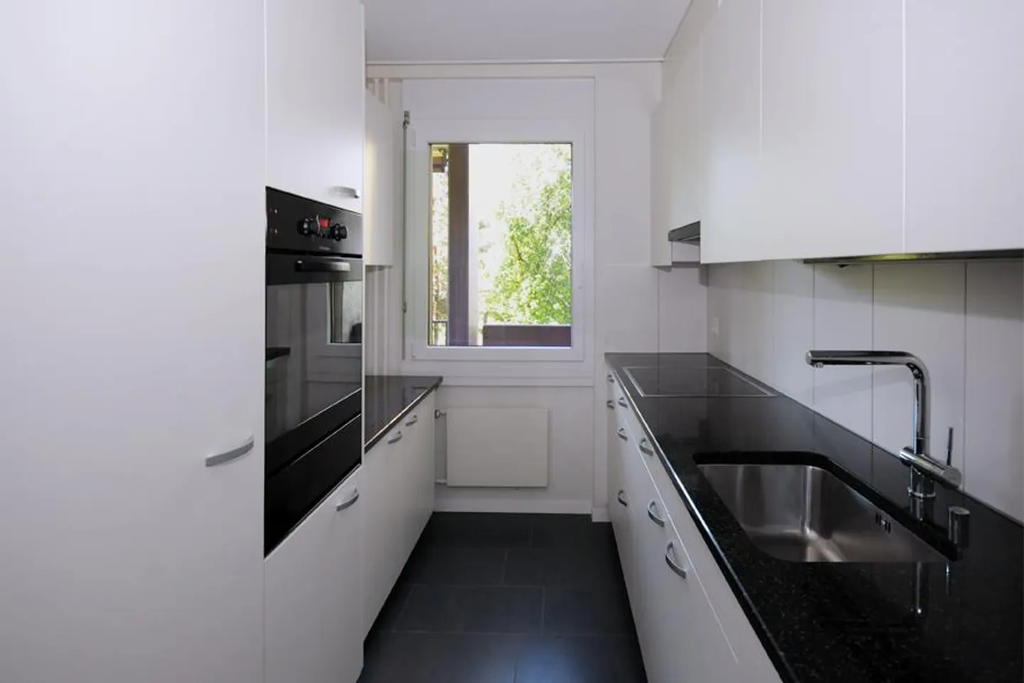 Appartamento moderno con balcone - Foto 4 di 8