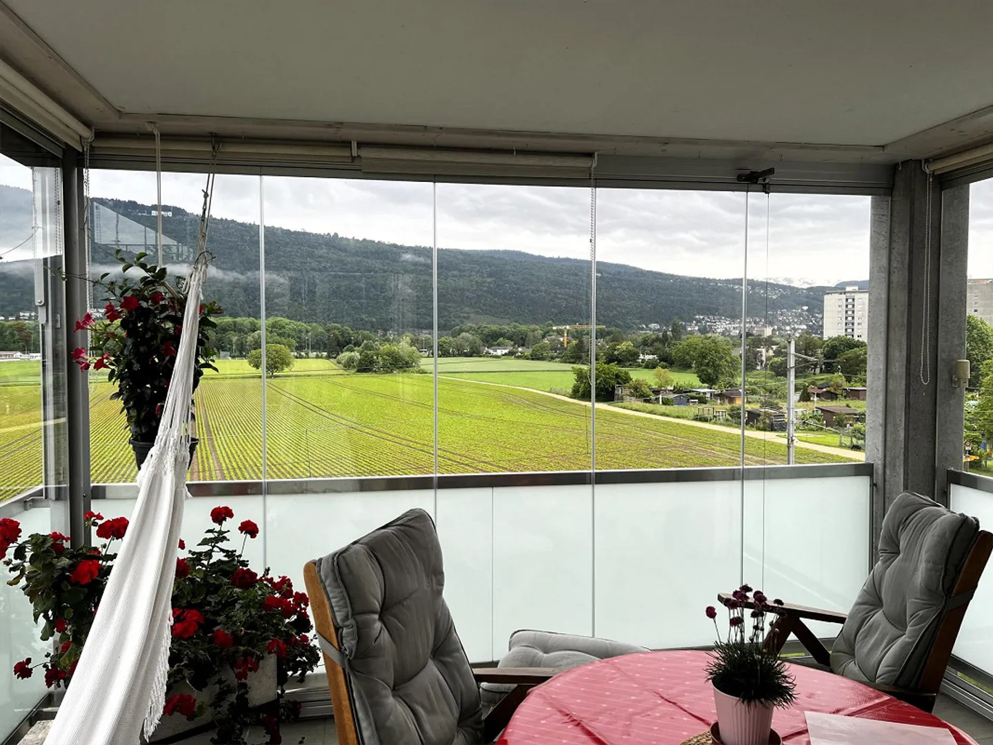 Belle appartement de 5,5 pièces au 1er étage avec balcon à Ipsach au bord du lac de Bienne - Photo 2 sur 25