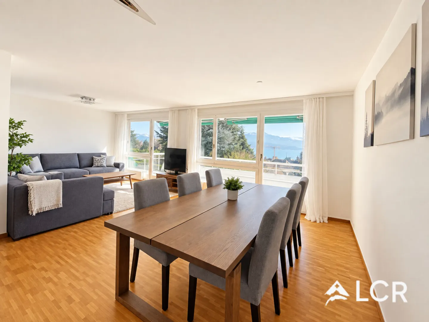 Charming Apartment with Lake View - Photo 3 of 13
