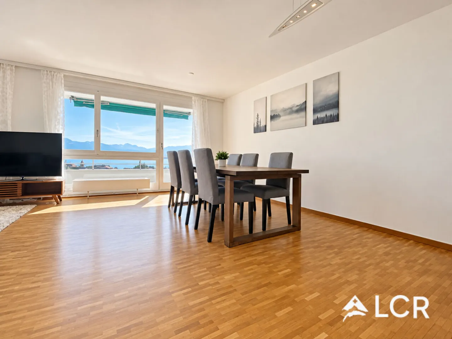 Charming Apartment with Lake View - Photo 4 of 13