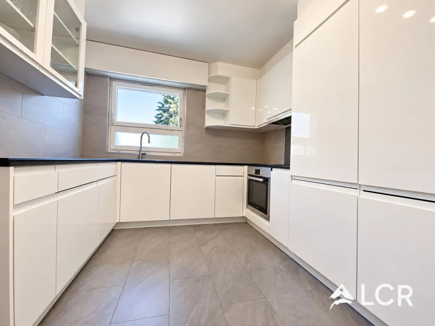 Charming Apartment with Lake View - Photo 5 of 13