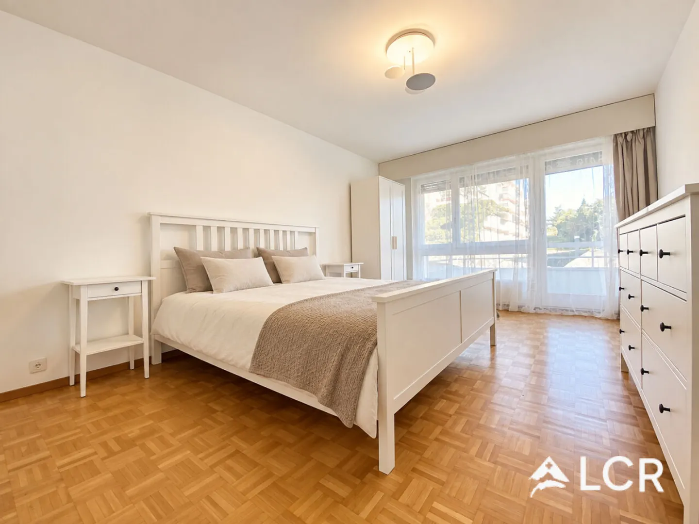 Charming Apartment with Lake View - Photo 6 of 13