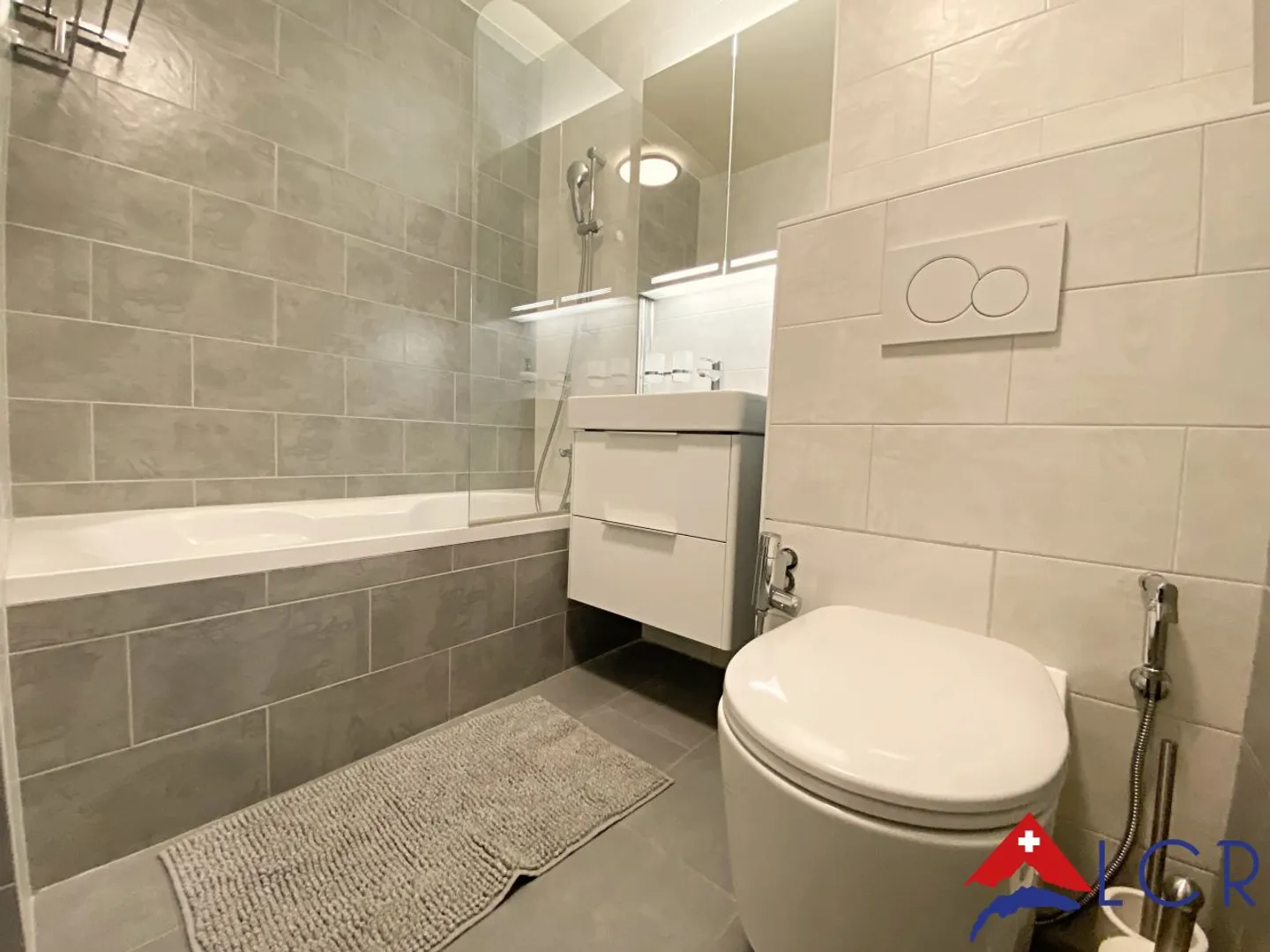 Charming Apartment with Lake View - Photo 10 of 13