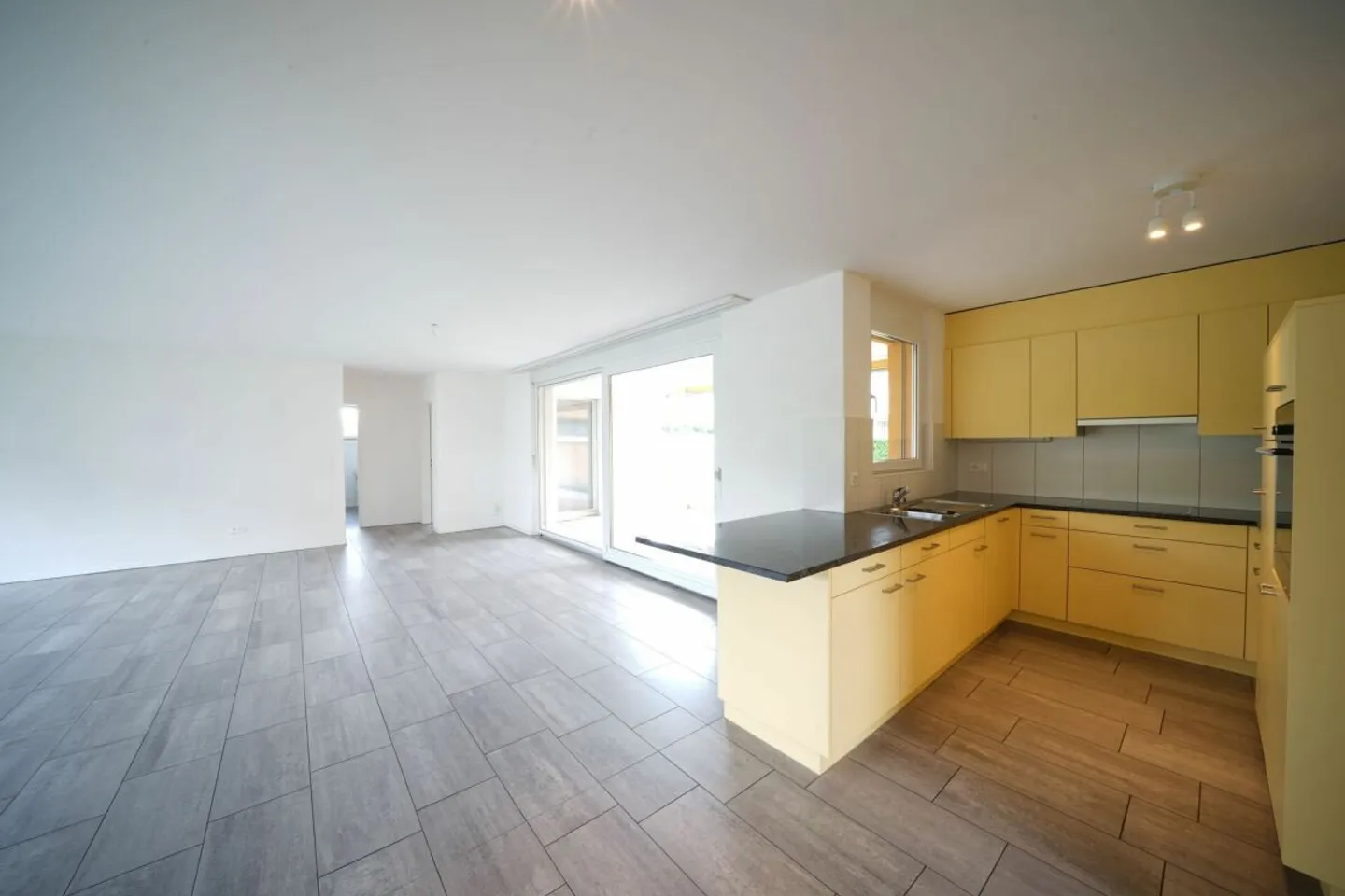 Appartamento con giardino di 4,5 stanze adatto alle famiglie in periferia - Foto 2 di 10