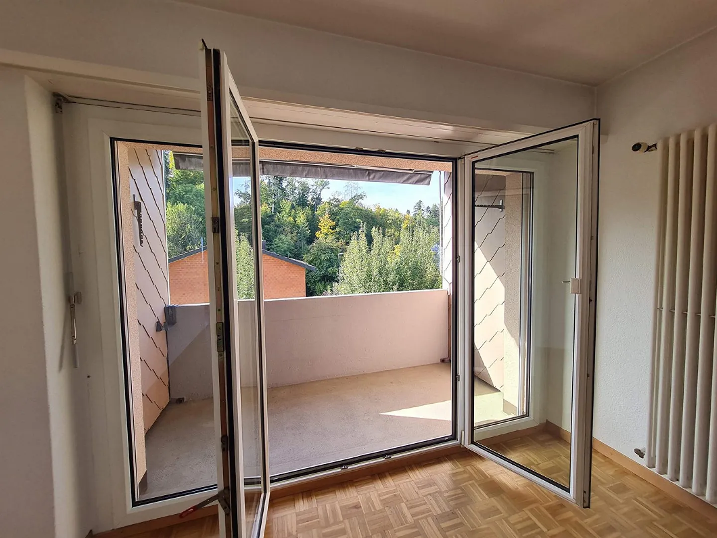 Appartamento luminoso e affascinante con 4 stanze, balcone e vista panoramica - Foto 7 di 8