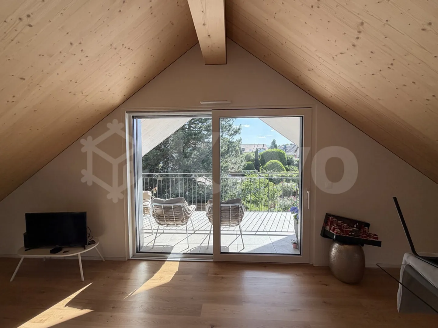 Charmant Appartement Sous Comble à Lavigny - Photo 3 sur 7