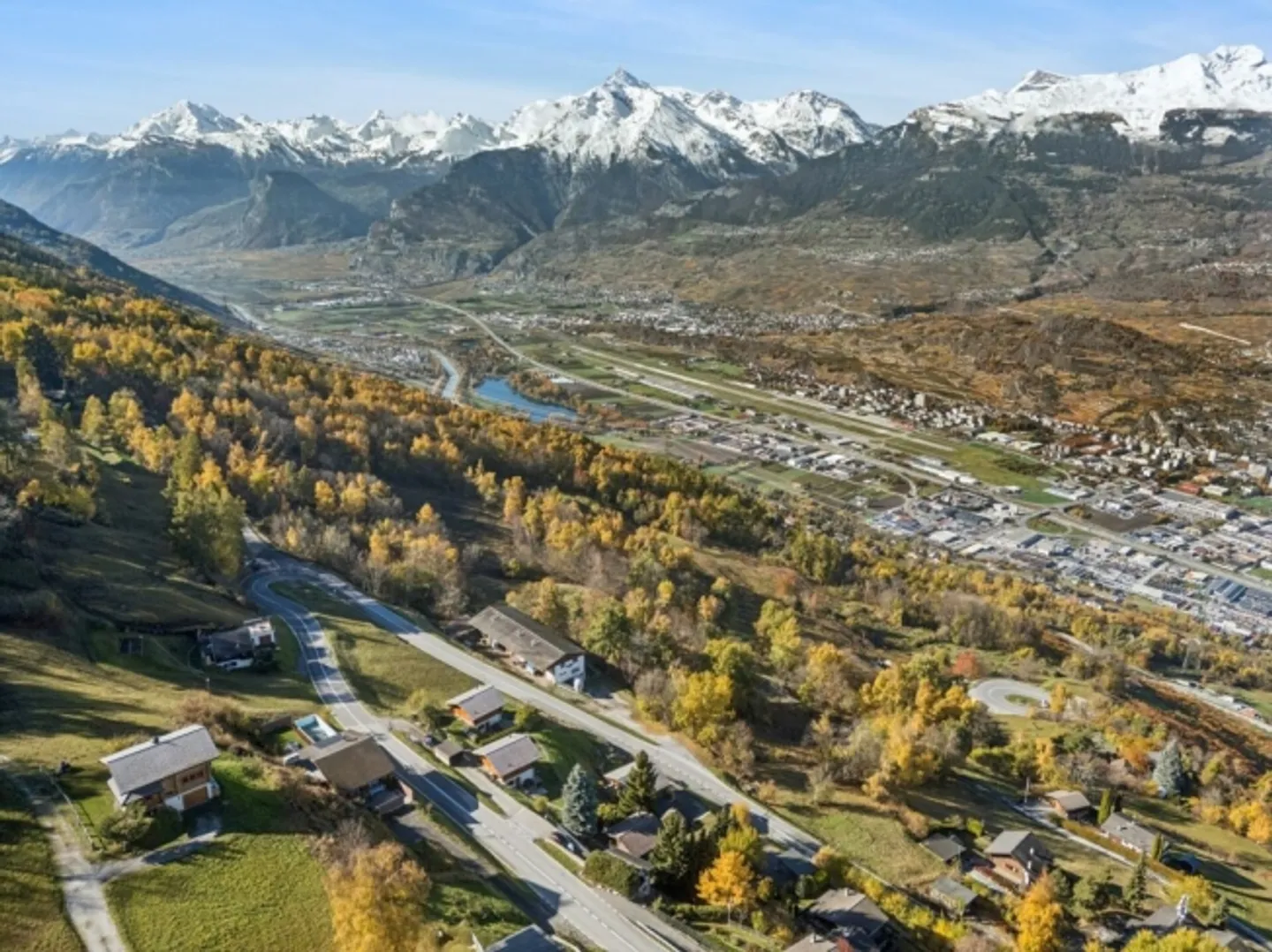 4.5-Zimmer-Chalet mit Dependance und Panoramablick über die Walliser Bergwelt - Photo 2 sur 13