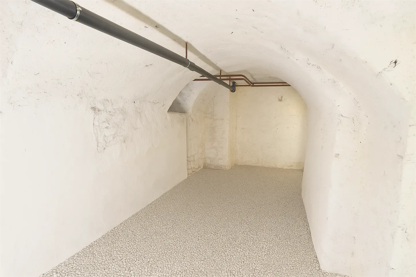 Cozy 35m2 cellar for rent - Photo 1 of 2