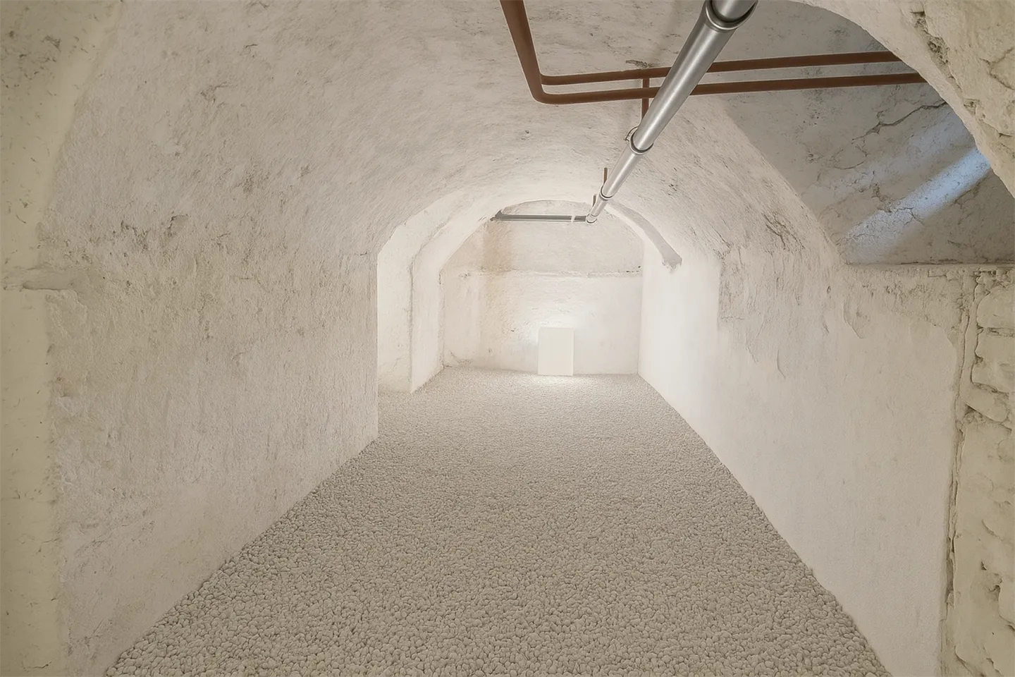 Cozy 35m2 cellar for rent - Photo 2 of 2