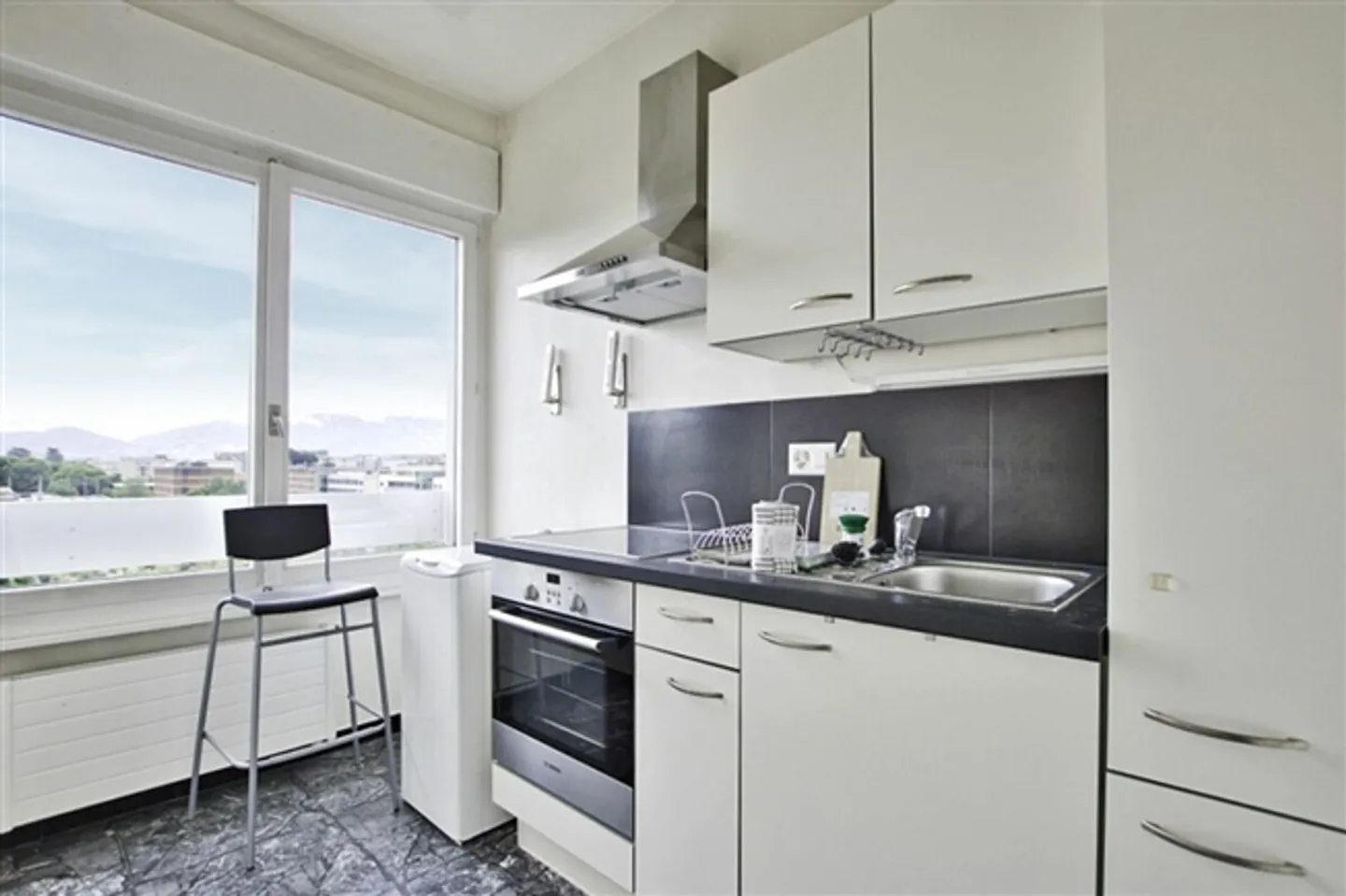 Beautiful 2-room apartment with stunning views - Photo 3 of 5