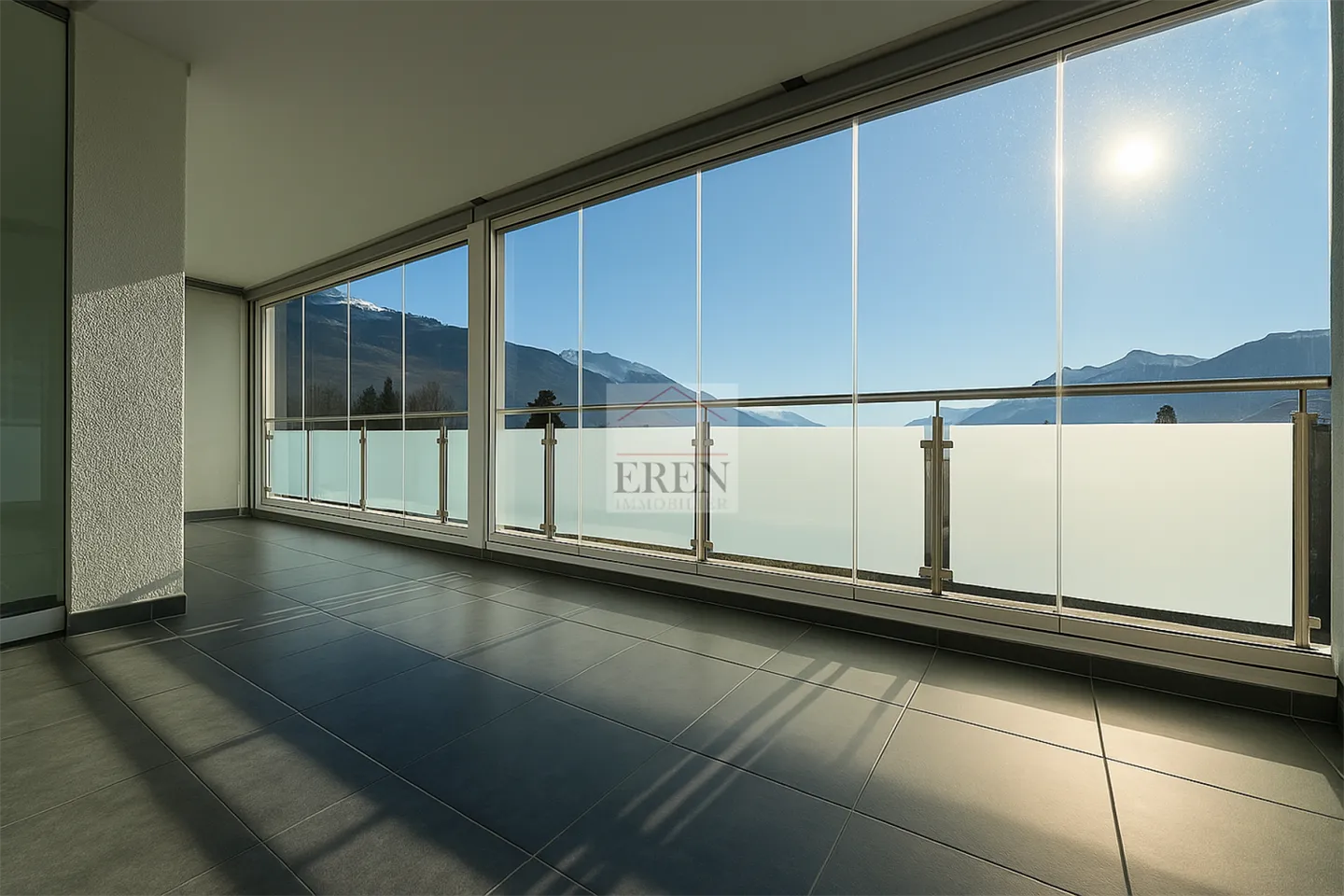 Magnificent and bright 3.5 rooms with large glass terrace with sliding glass - Photo 2 of 13