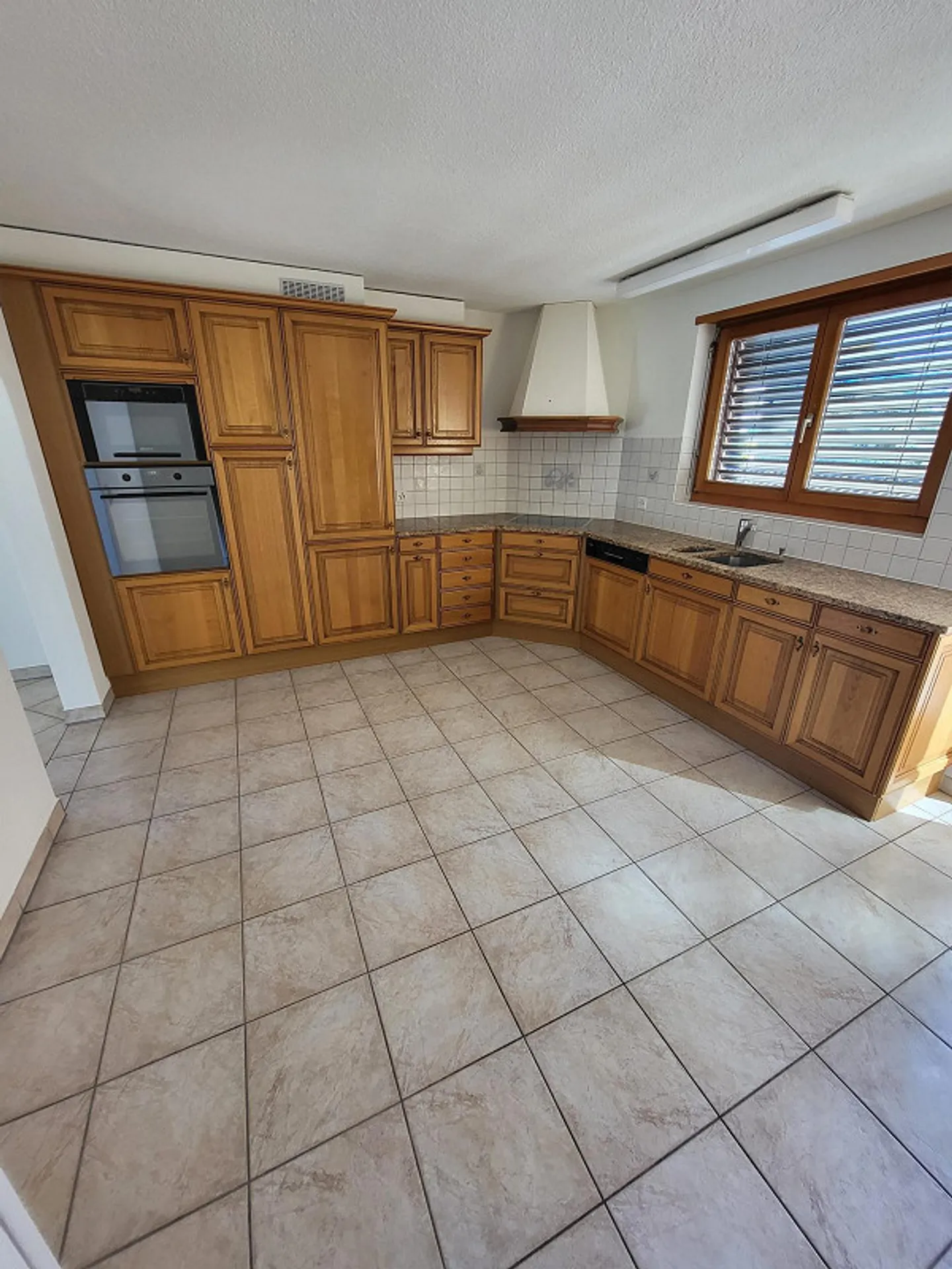 Appartement en duplex de 6,5 pièces fraîchement rénové dans un emplacement central - Photo 4 sur 20