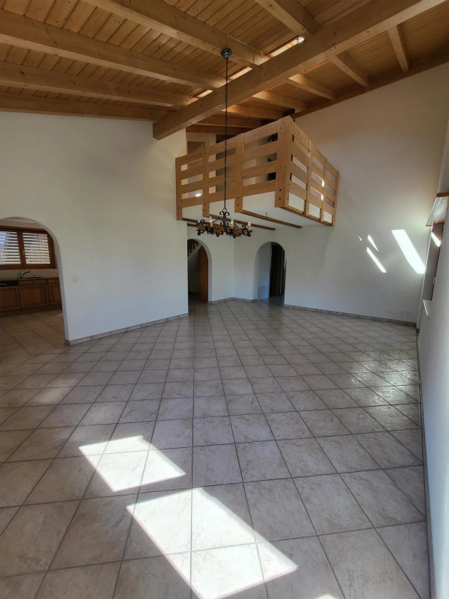 Appartement en duplex de 6,5 pièces fraîchement rénové dans un emplacement central - Photo 5 sur 20