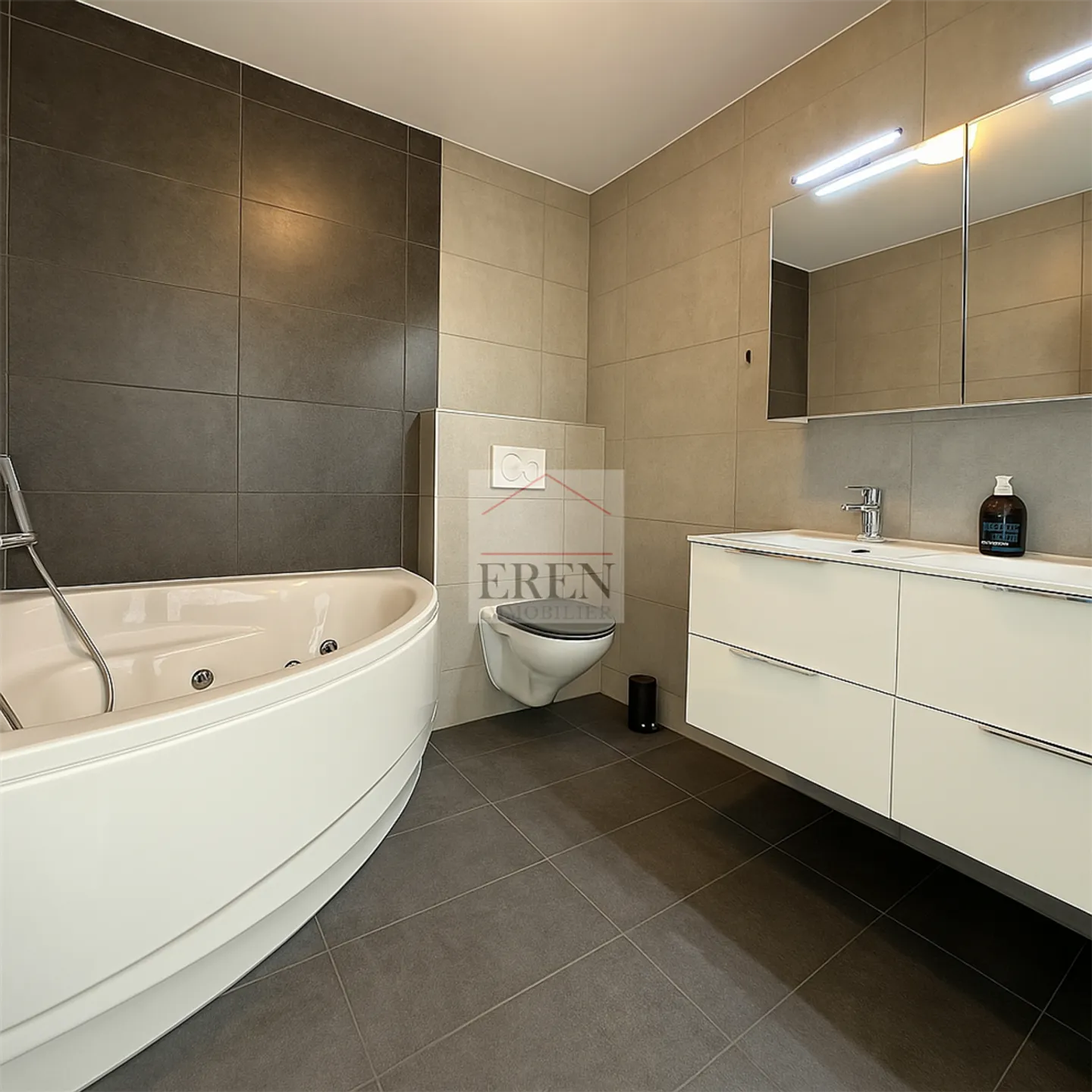 Magnificent and bright 3.5 rooms with large glass terrace with sliding glass - Photo 10 of 13
