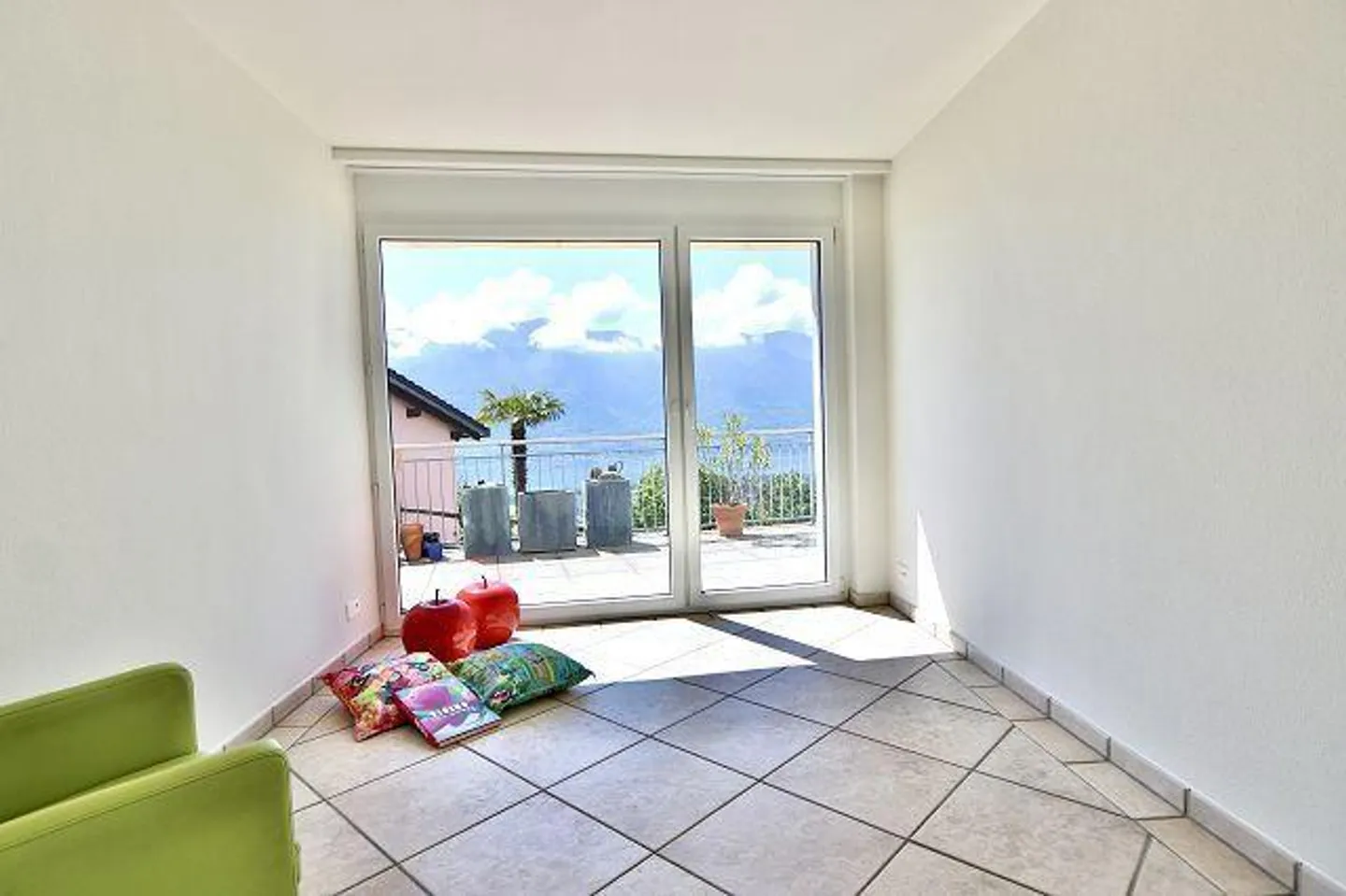 4 1/2-Room Luxury Apartment with Terrace and Garden with Lake View - Photo 11 of 37