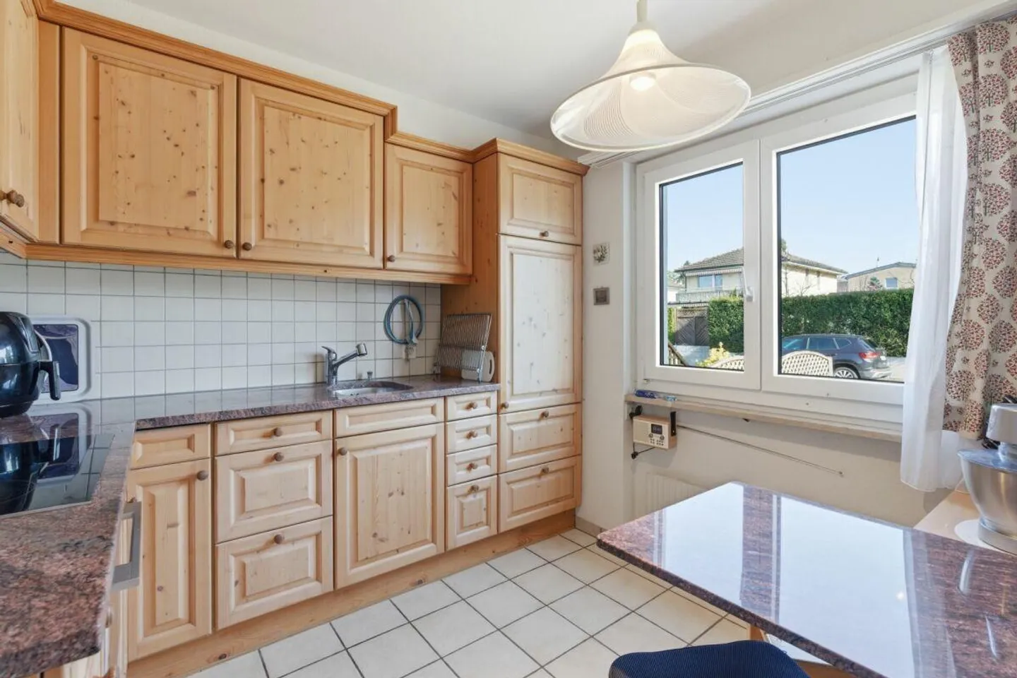 Charmante maison mitoyenne de 4,5 pièces nécessitant des rénovations dans un emplacement familial - Photo 2 sur 13