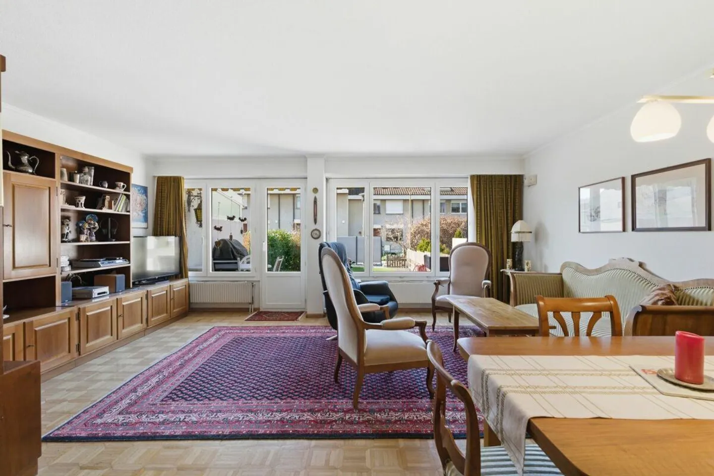 Charmante maison mitoyenne de 4,5 pièces nécessitant des rénovations dans un emplacement familial - Photo 3 sur 13