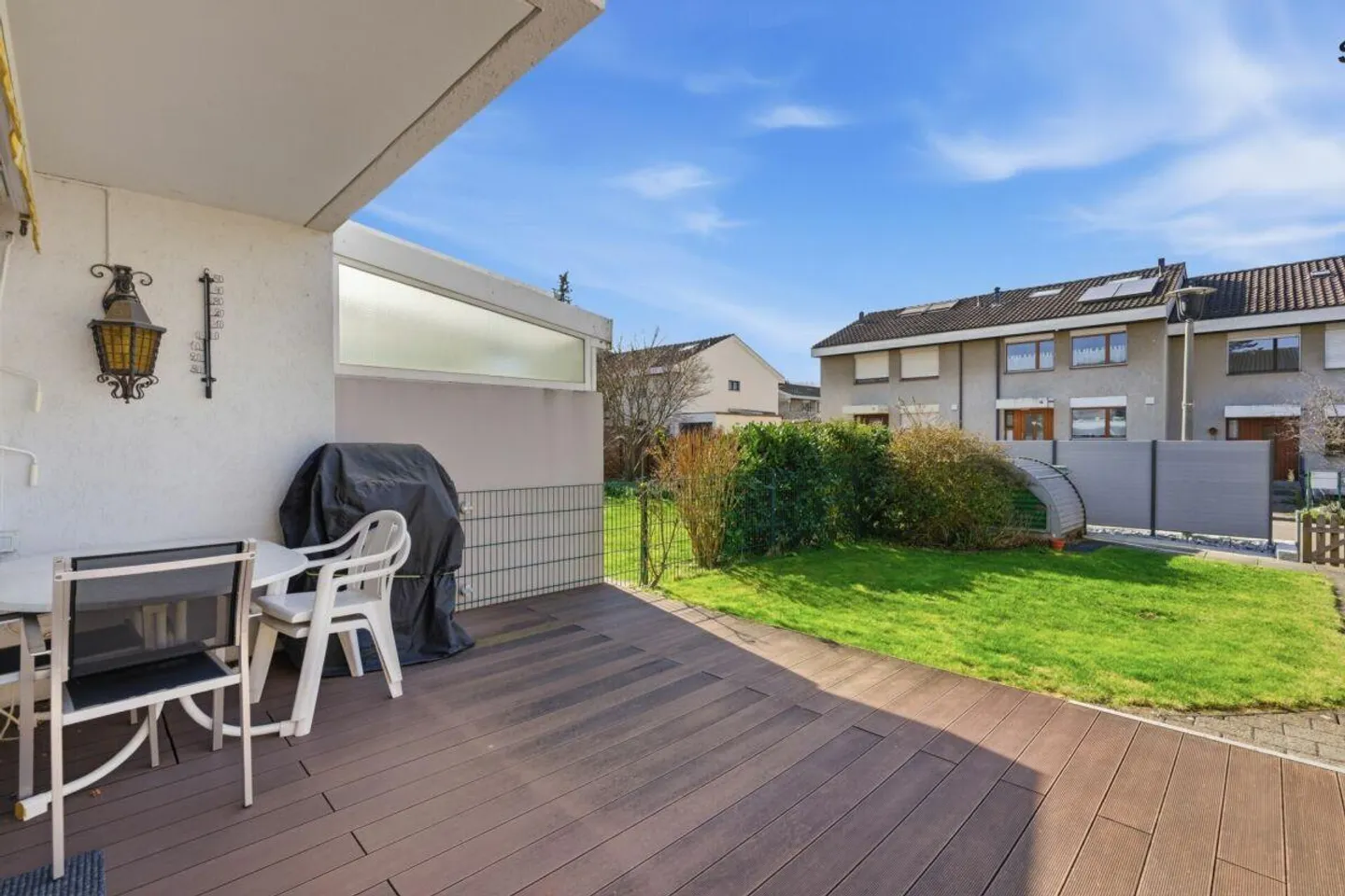 Charmante maison mitoyenne de 4,5 pièces nécessitant des rénovations dans un emplacement familial - Photo 4 sur 13