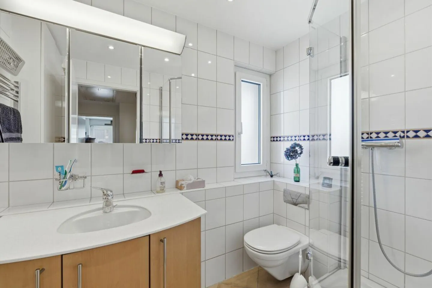 Charmante maison mitoyenne de 4,5 pièces nécessitant des rénovations dans un emplacement familial - Photo 5 sur 13