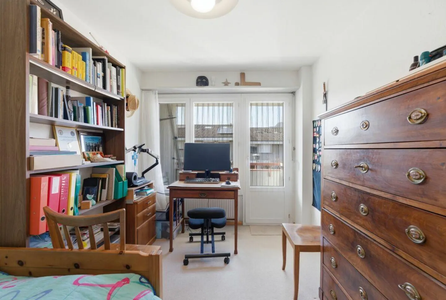 Charmante maison mitoyenne de 4,5 pièces nécessitant des rénovations dans un emplacement familial - Photo 6 sur 13