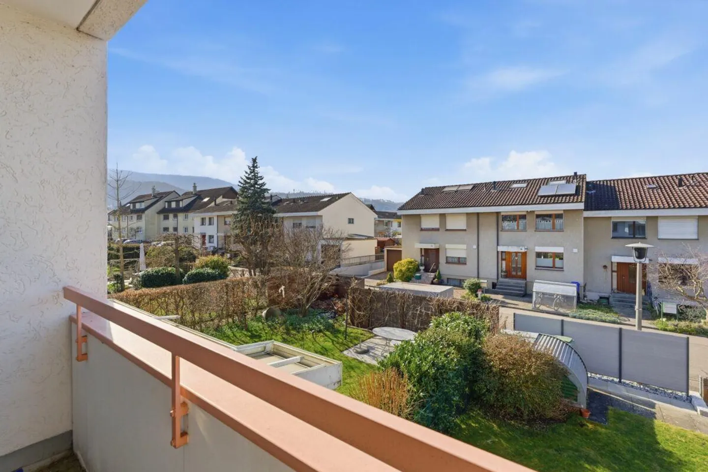 Charmante maison mitoyenne de 4,5 pièces nécessitant des rénovations dans un emplacement familial - Photo 7 sur 13