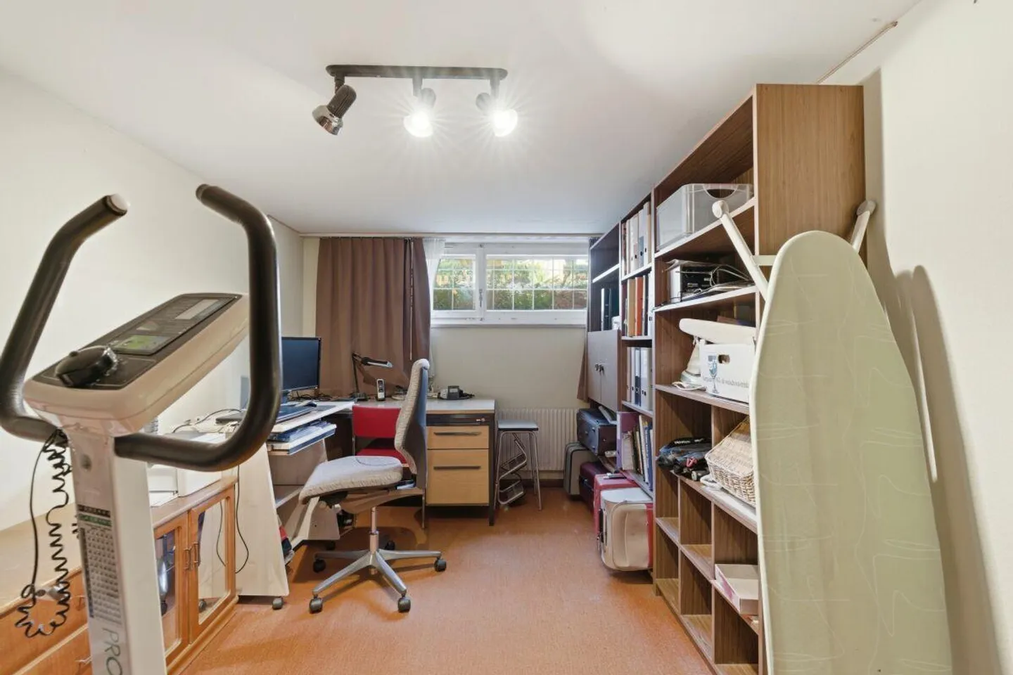 Charmante maison mitoyenne de 4,5 pièces nécessitant des rénovations dans un emplacement familial - Photo 10 sur 13