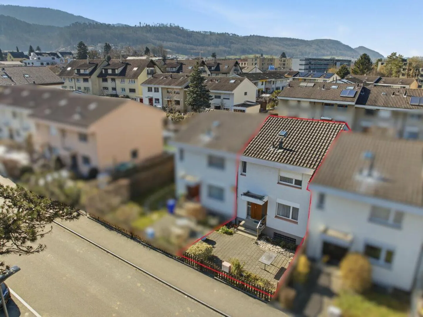 Charmante maison mitoyenne de 4,5 pièces nécessitant des rénovations dans un emplacement familial - Photo 11 sur 13