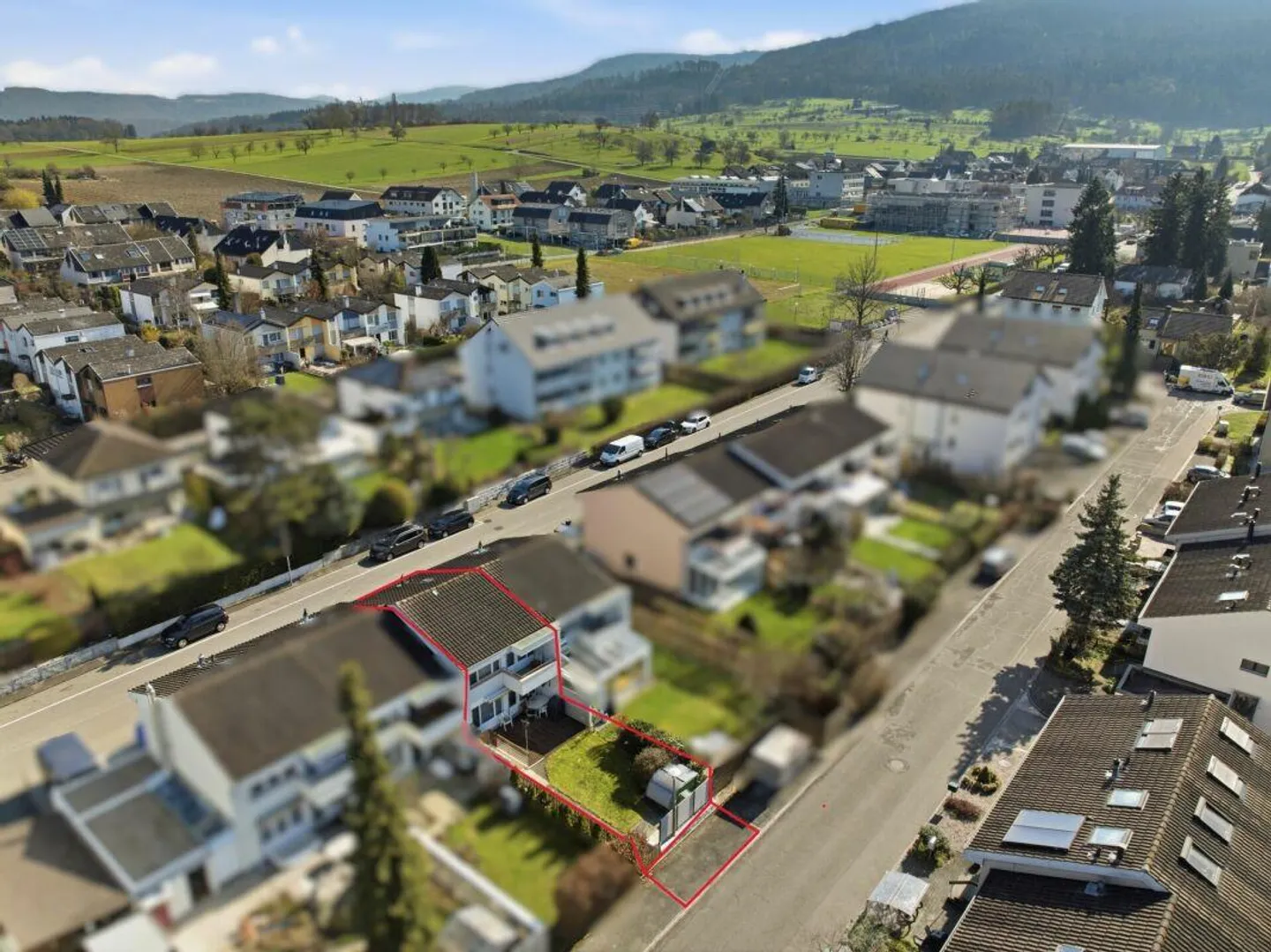 Charmante maison mitoyenne de 4,5 pièces nécessitant des rénovations dans un emplacement familial - Photo 12 sur 13