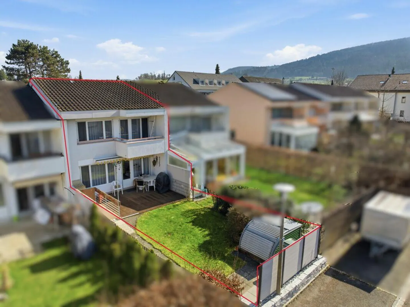 Charmante maison mitoyenne de 4,5 pièces nécessitant des rénovations dans un emplacement familial - Photo 1 sur 13