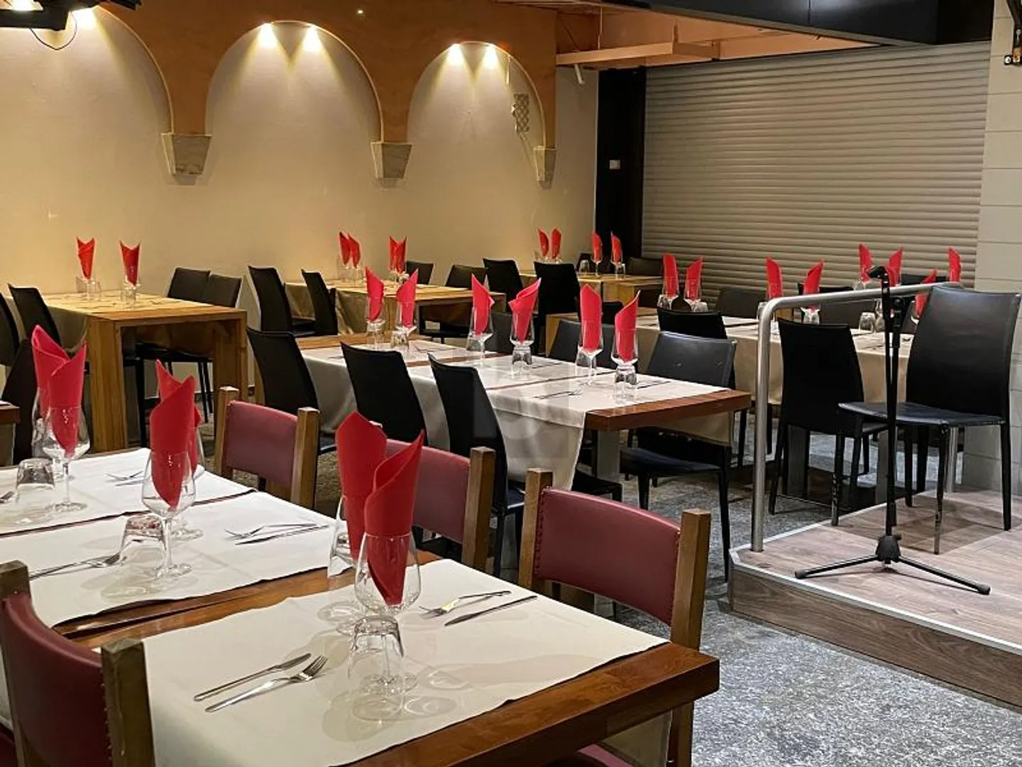 Restaurant mit Event-Bühne - Foto 1 von 4