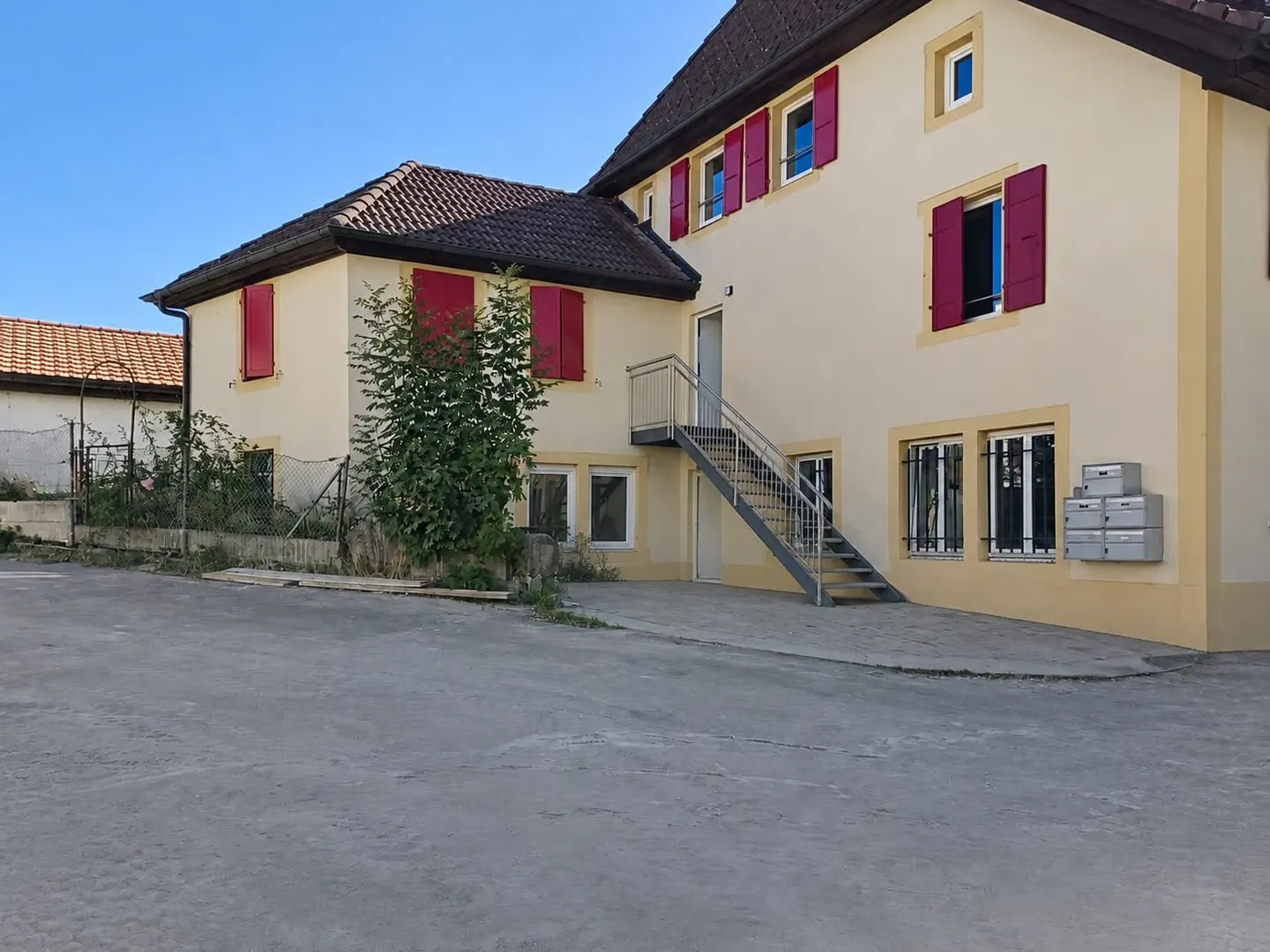 Immeuble mixte rénové en 2022 | 4 appartements + local commercial loué - Photo 1 sur 9