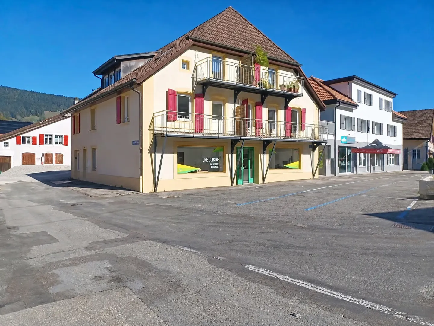 Immeuble mixte rénové en 2022 | 4 appartements + local commercial loué - Photo 2 sur 9