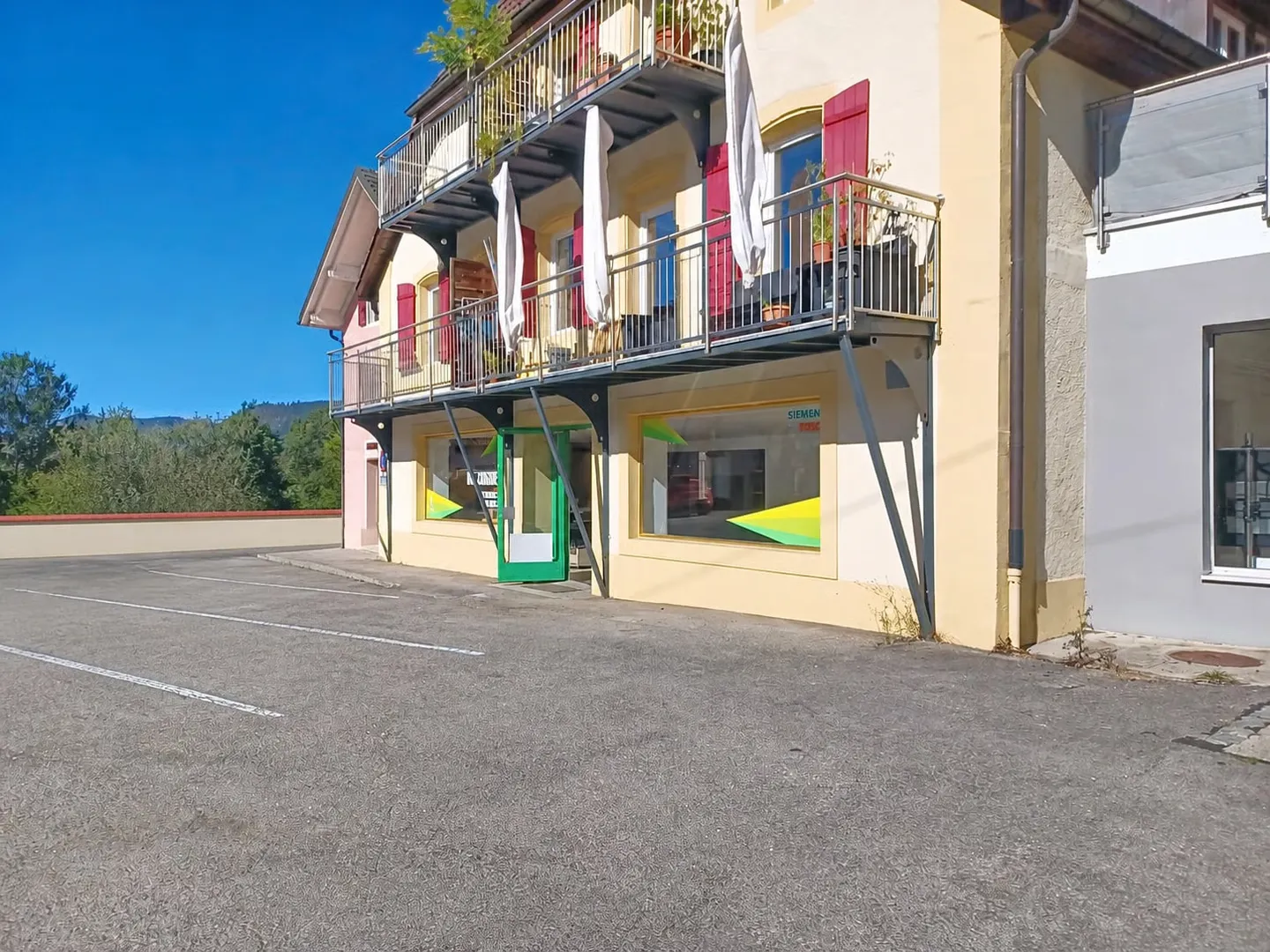 Immeuble mixte rénové en 2022 | 4 appartements + local commercial loué - Photo 3 sur 9