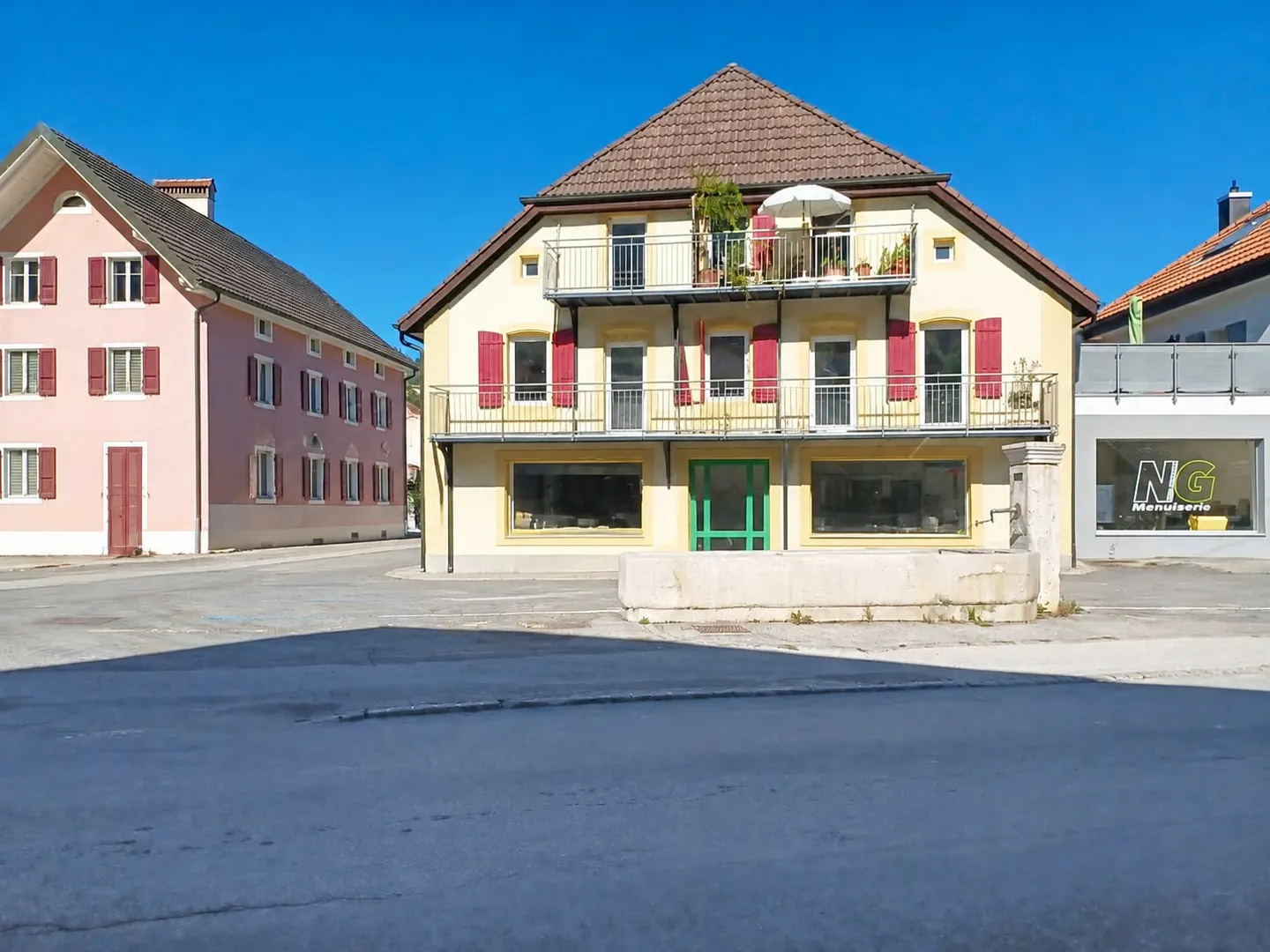 Immeuble mixte rénové en 2022 | 4 appartements + local commercial loué - Photo 9 sur 9