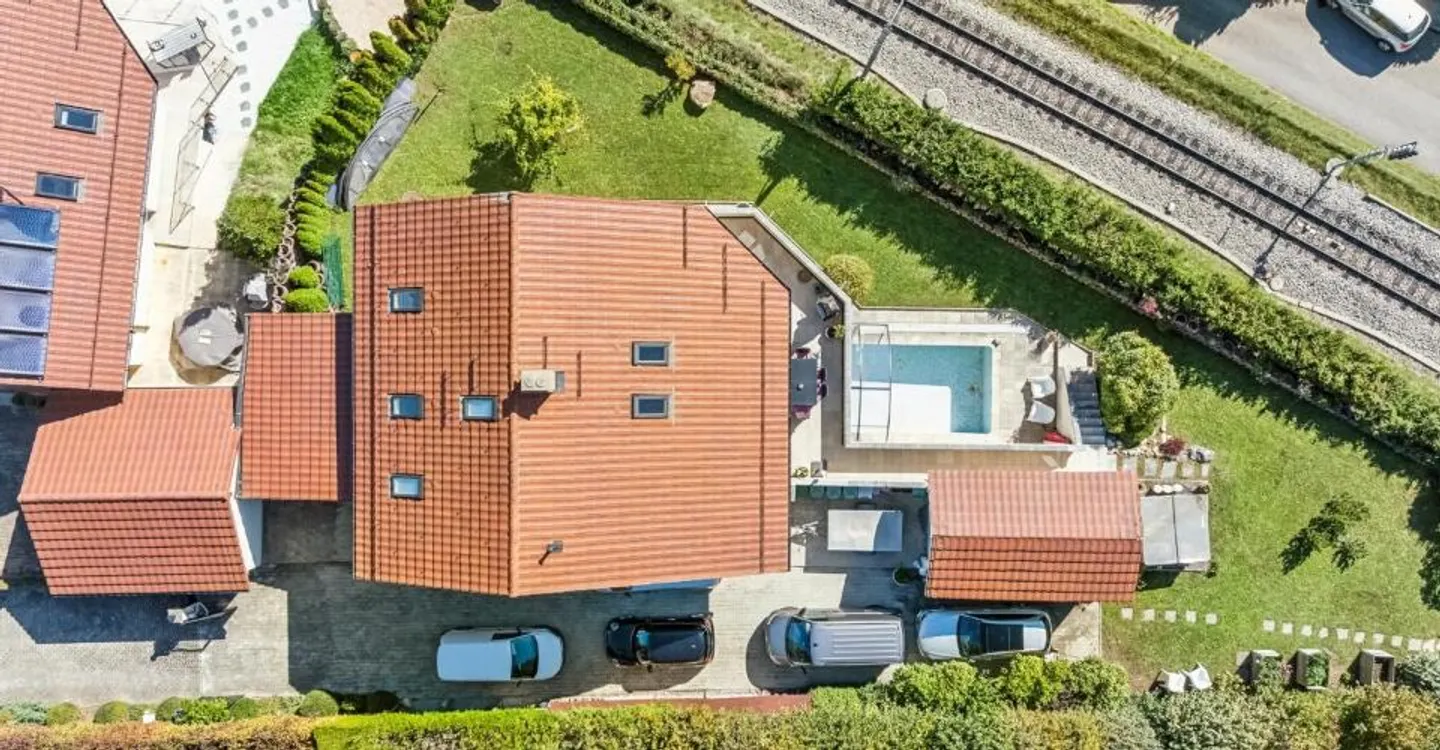 Elegante Casa Familiare con Vista Lago - Foto 1 di 10