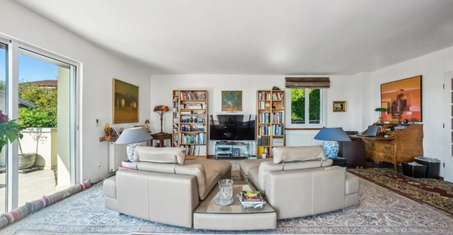 Elegante Casa Familiare con Vista Lago - Foto 2 di 10