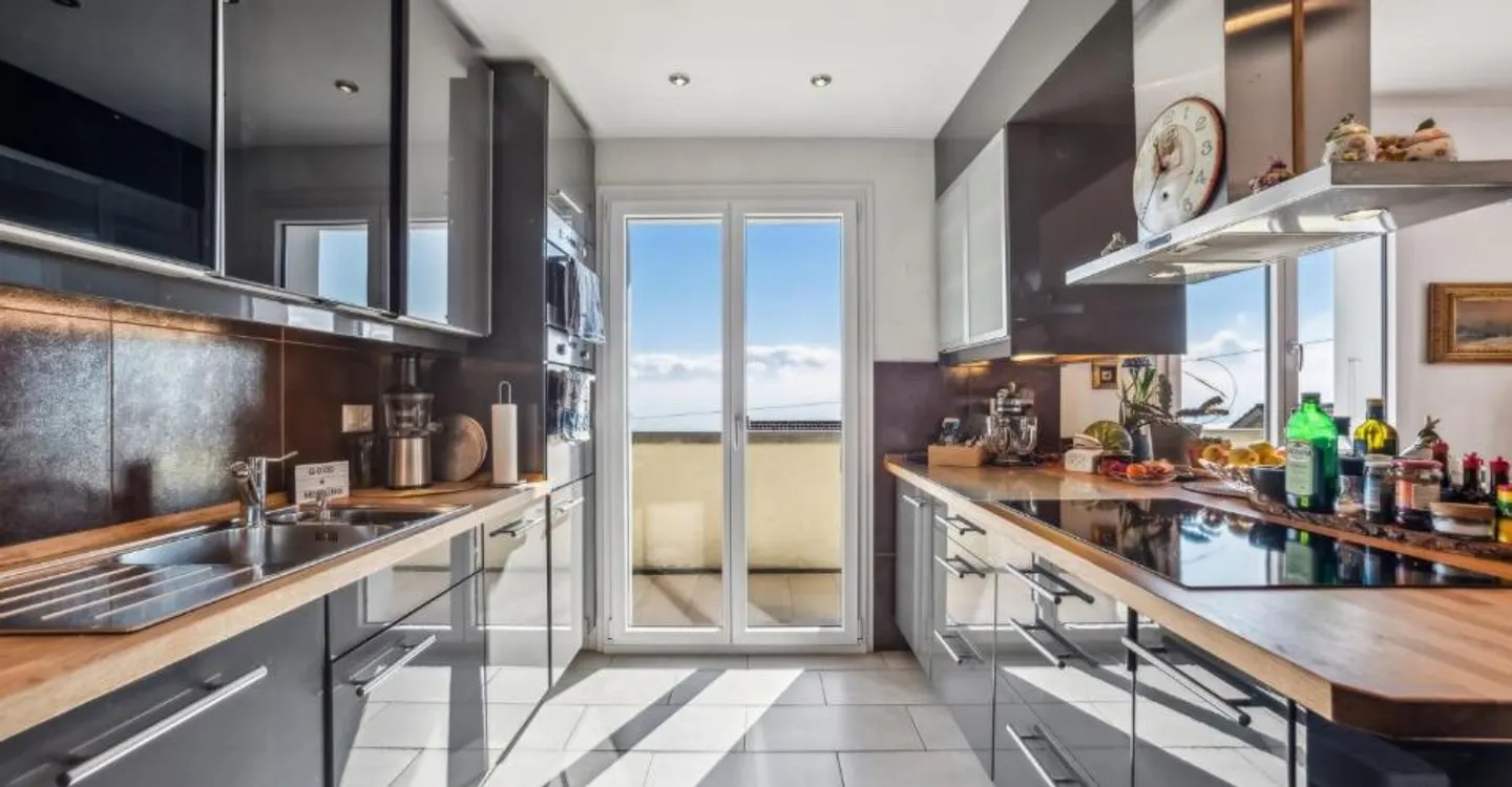 Elegante Casa Familiare con Vista Lago - Foto 4 di 10