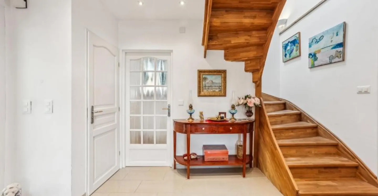 Elegante Casa Familiare con Vista Lago - Foto 9 di 10