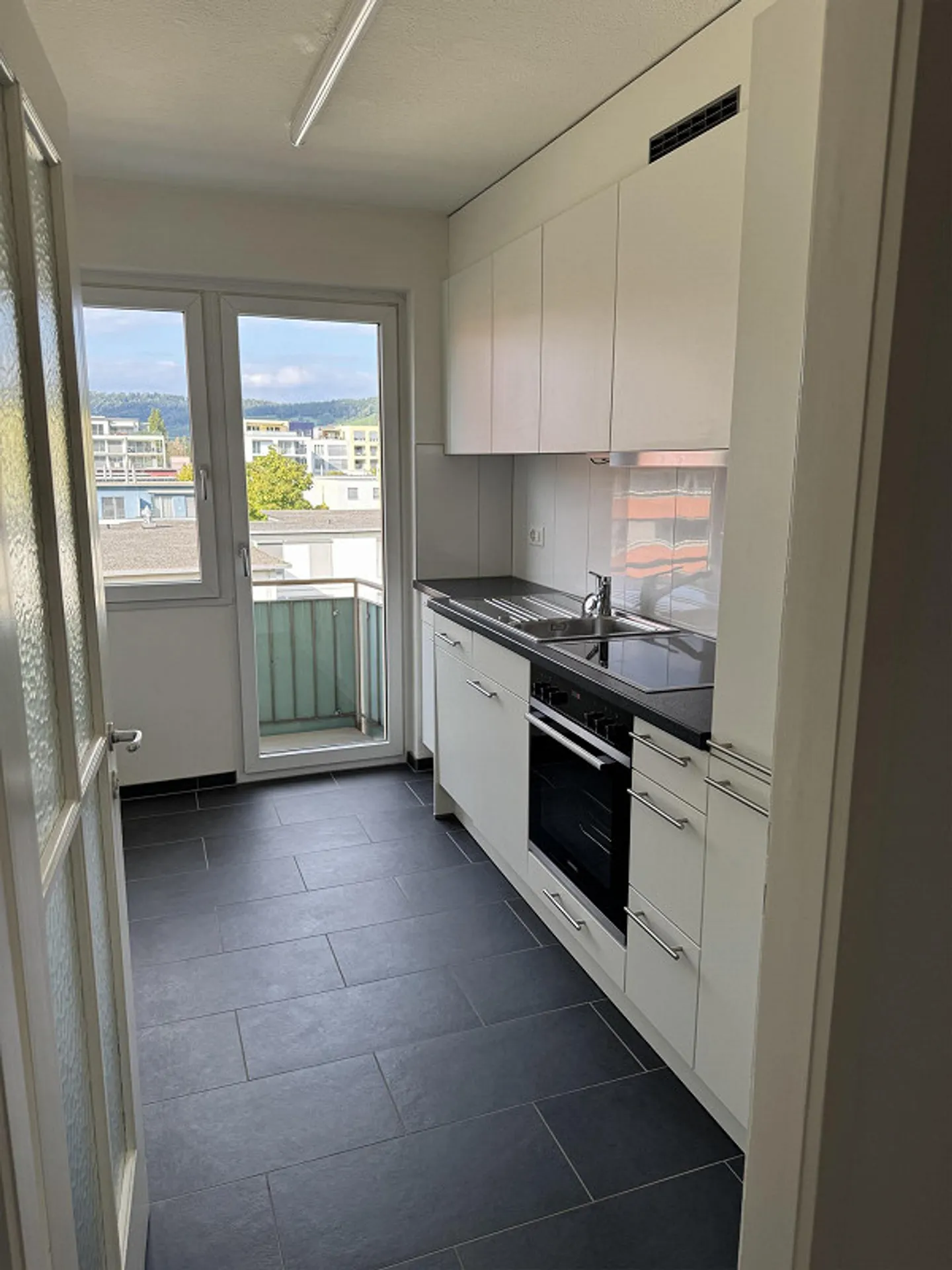 Appartement spacieux de 2.0 pièces à Schlieren (temporaire) - Photo 2 sur 7
