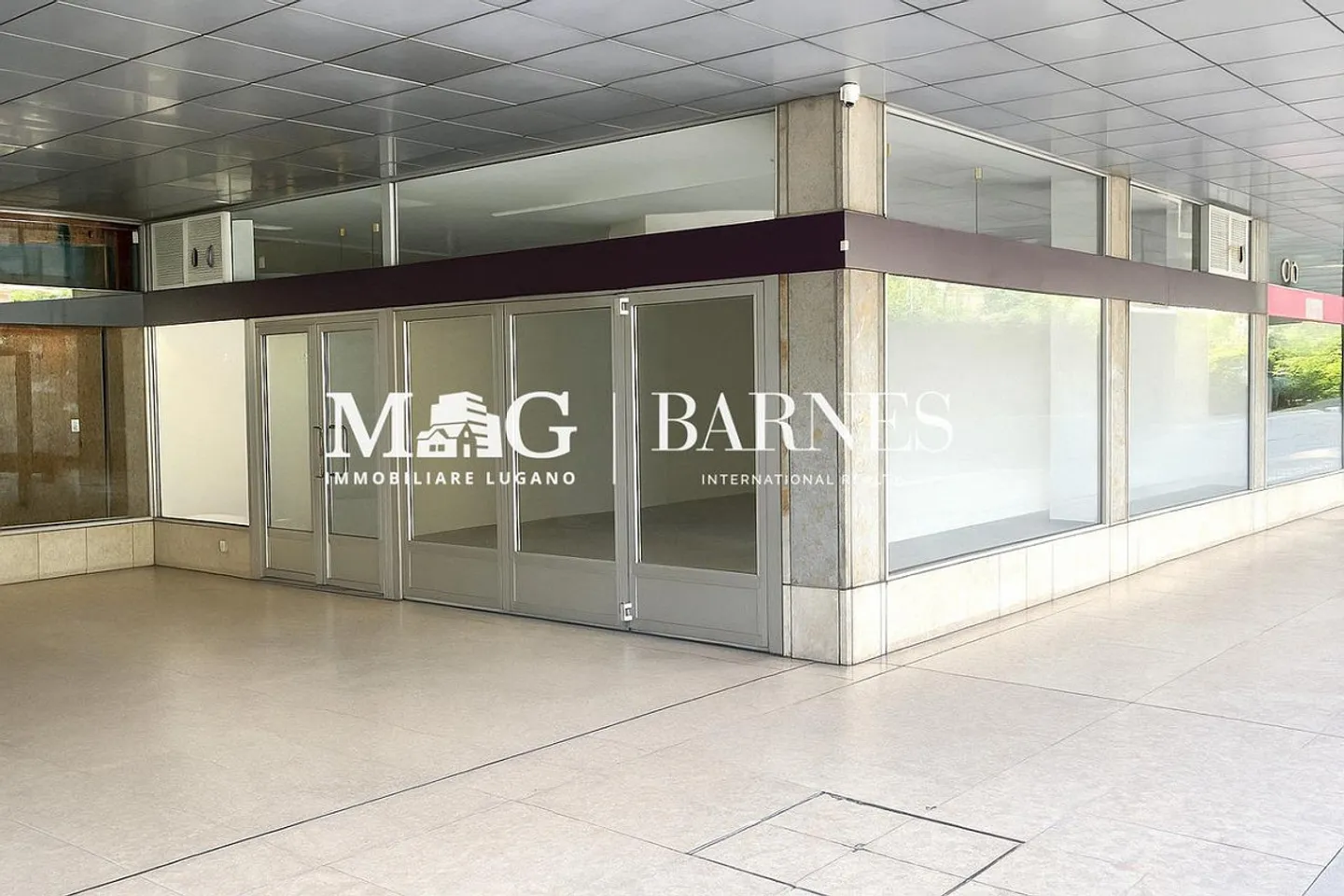 Lugano Centre : Magasin face au lac avec 3 vitrines - Photo 1 sur 2