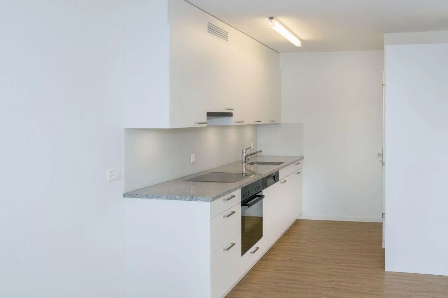Appartement de 3,5 pièces au rez-de-chaussée central - Photo 2 sur 11