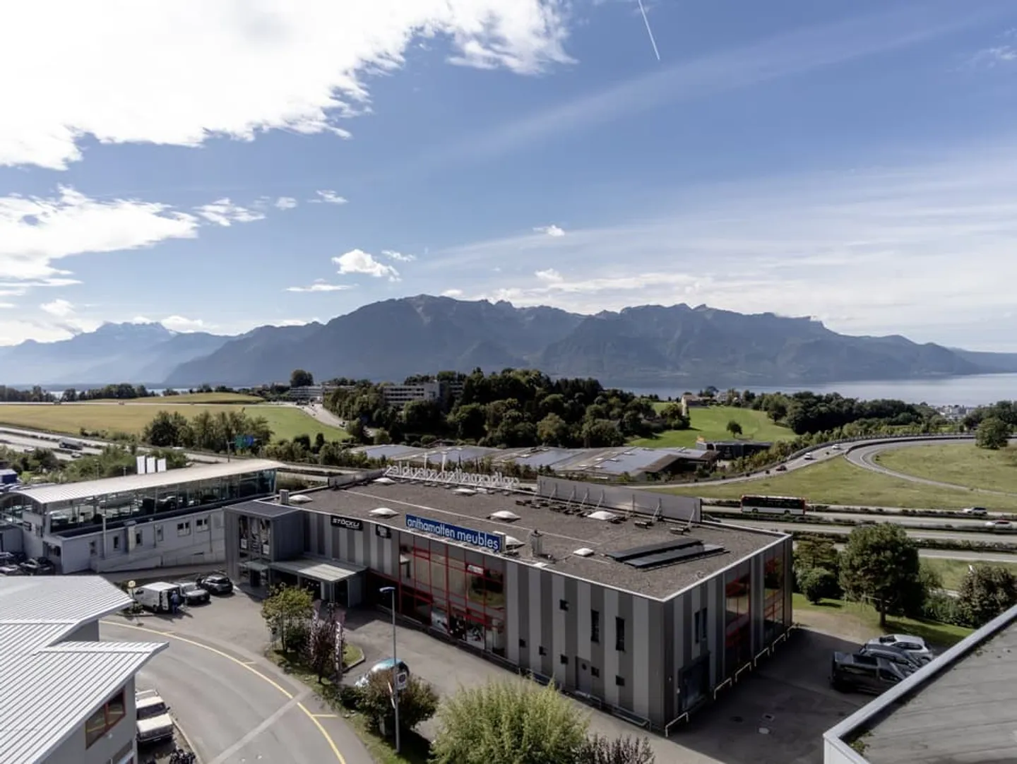 Commercial premises 685 m² in Saint-Légier with stunning lake view - Photo 1 of 12