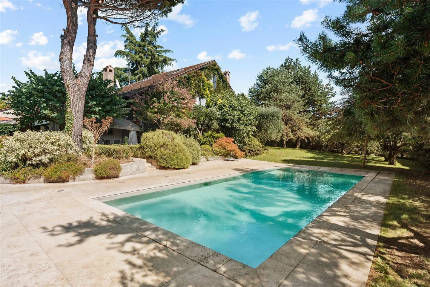 Elegante casa familiare nel cuore della campagna ginevrina - Foto 1 di 10