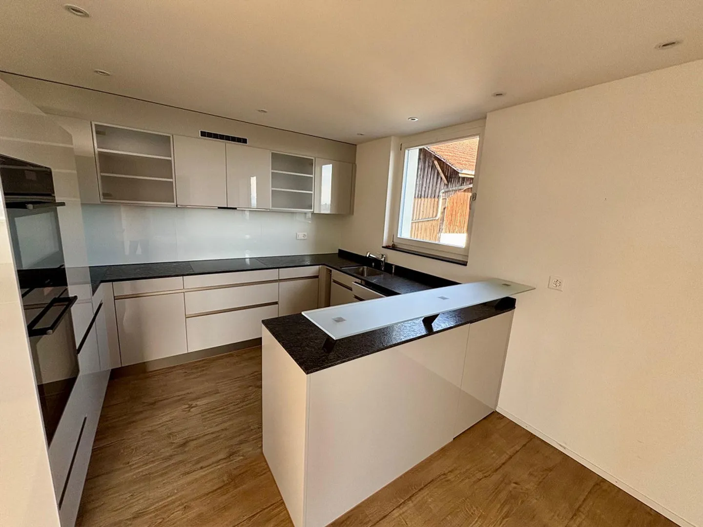 Appartement moderne dans le standard de propriété - Photo 3 sur 11