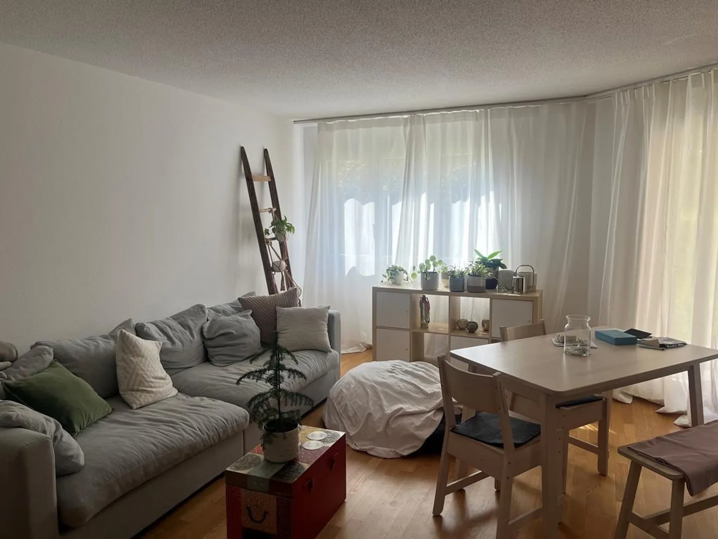 Charming apartment in a family-friendly neighborhood - Photo 3 of 7