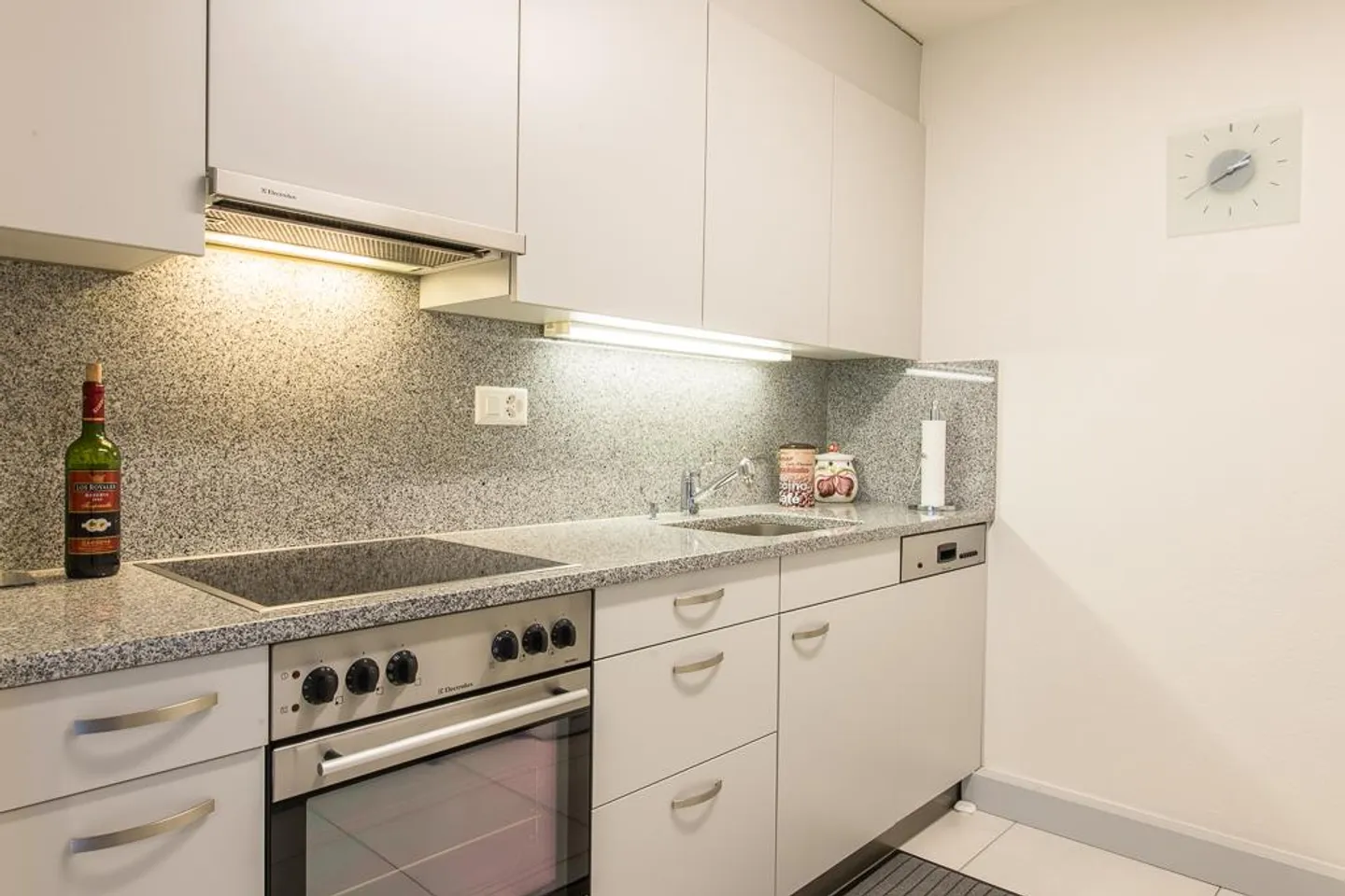 Charming apartment in a family-friendly neighborhood - Photo 4 of 7