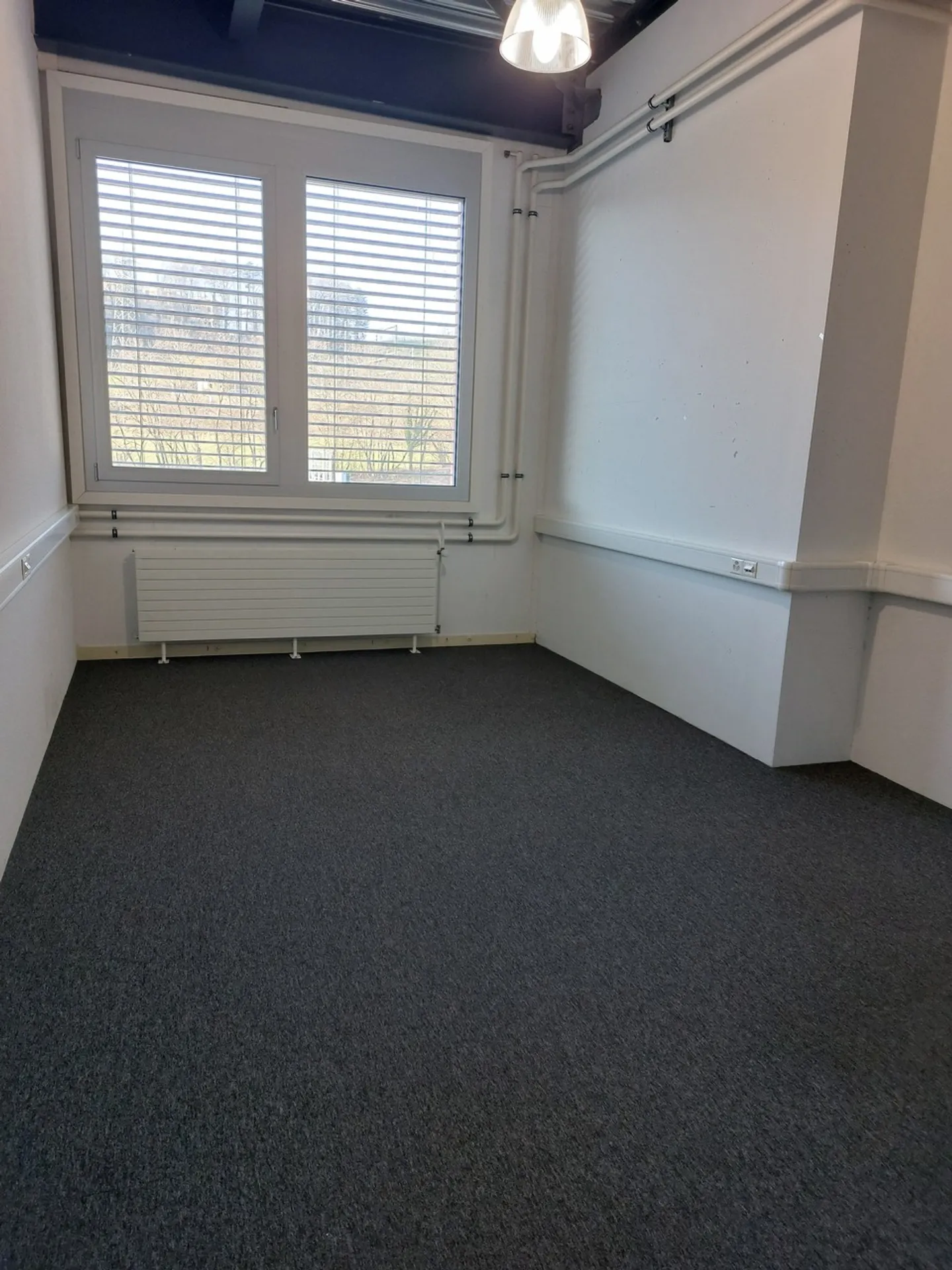 Workshop 1176m2 /office 560m2 - Truck/van access - Near highway - Photo 6 of 8