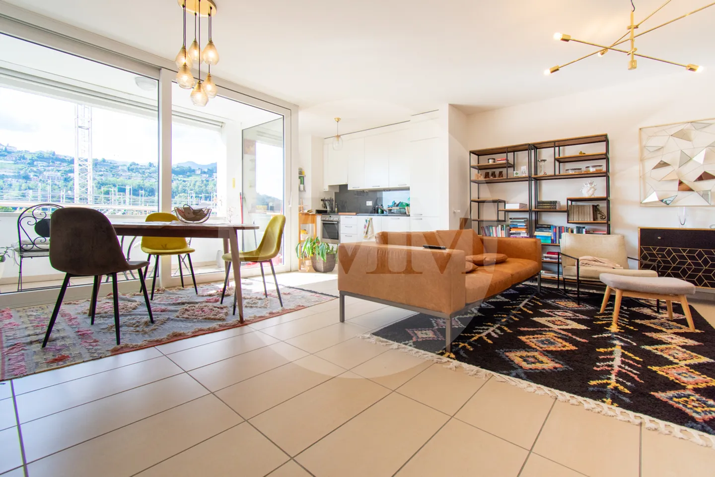 SPACIOUS AND BRIGHT 2.5 ROOMS - Photo 1 of 8