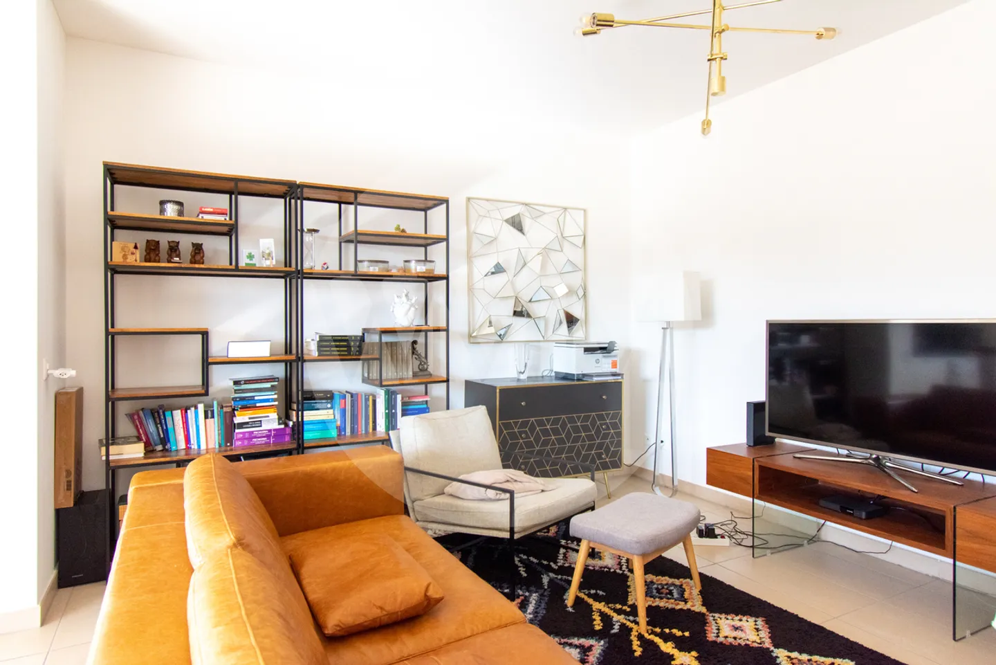 SPACIOUS AND BRIGHT 2.5 ROOMS - Photo 2 of 8